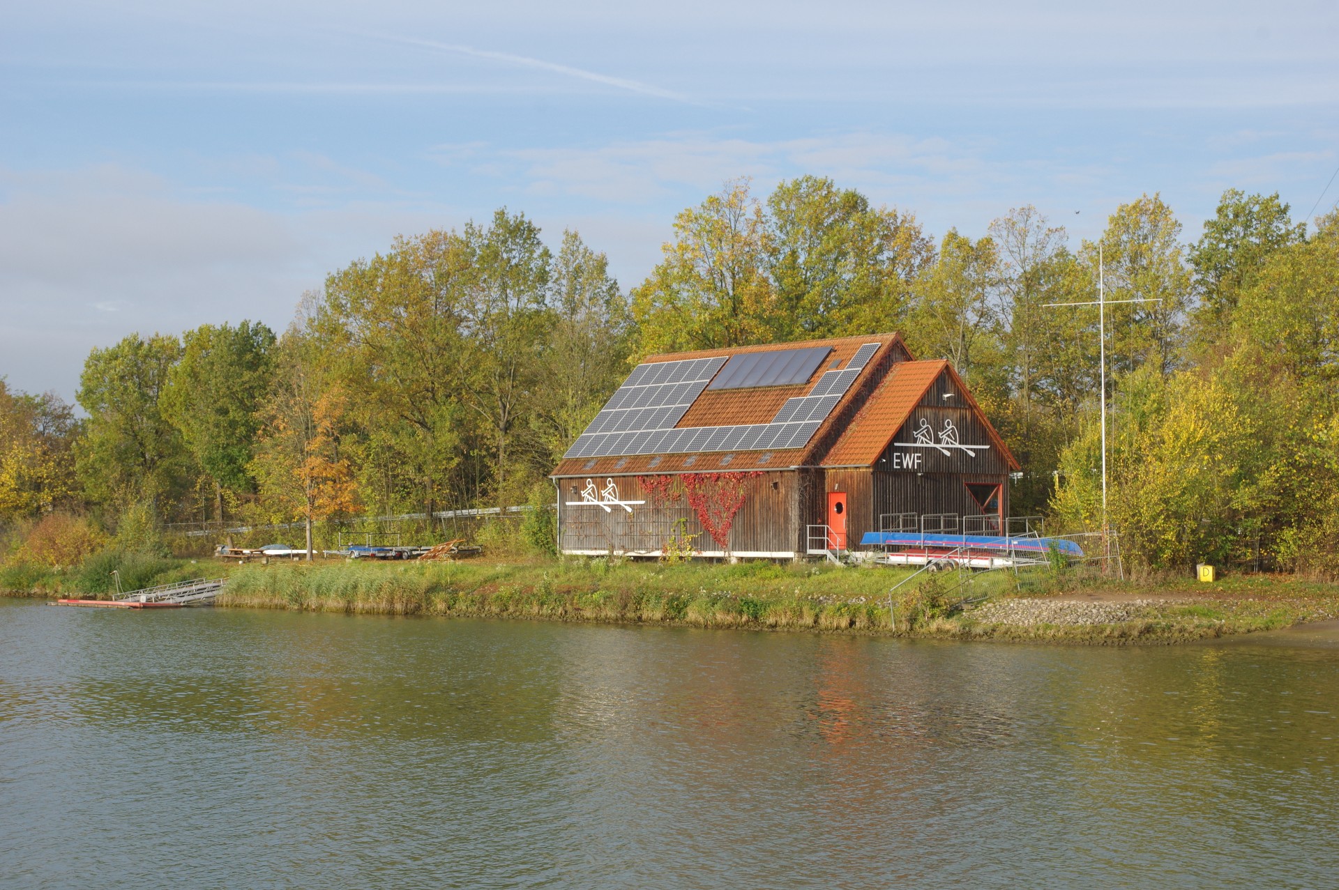 EWF-Bootshaus am Main-Donau-Kanal in Erlangen (Foto: Arne Borsum)