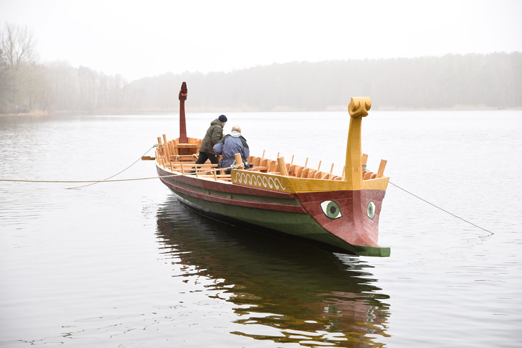 Die FAN, das Römerboot der FAU, auf dem Dechsendorfer Weiher. (Bild: FAU/Boris Mijat)