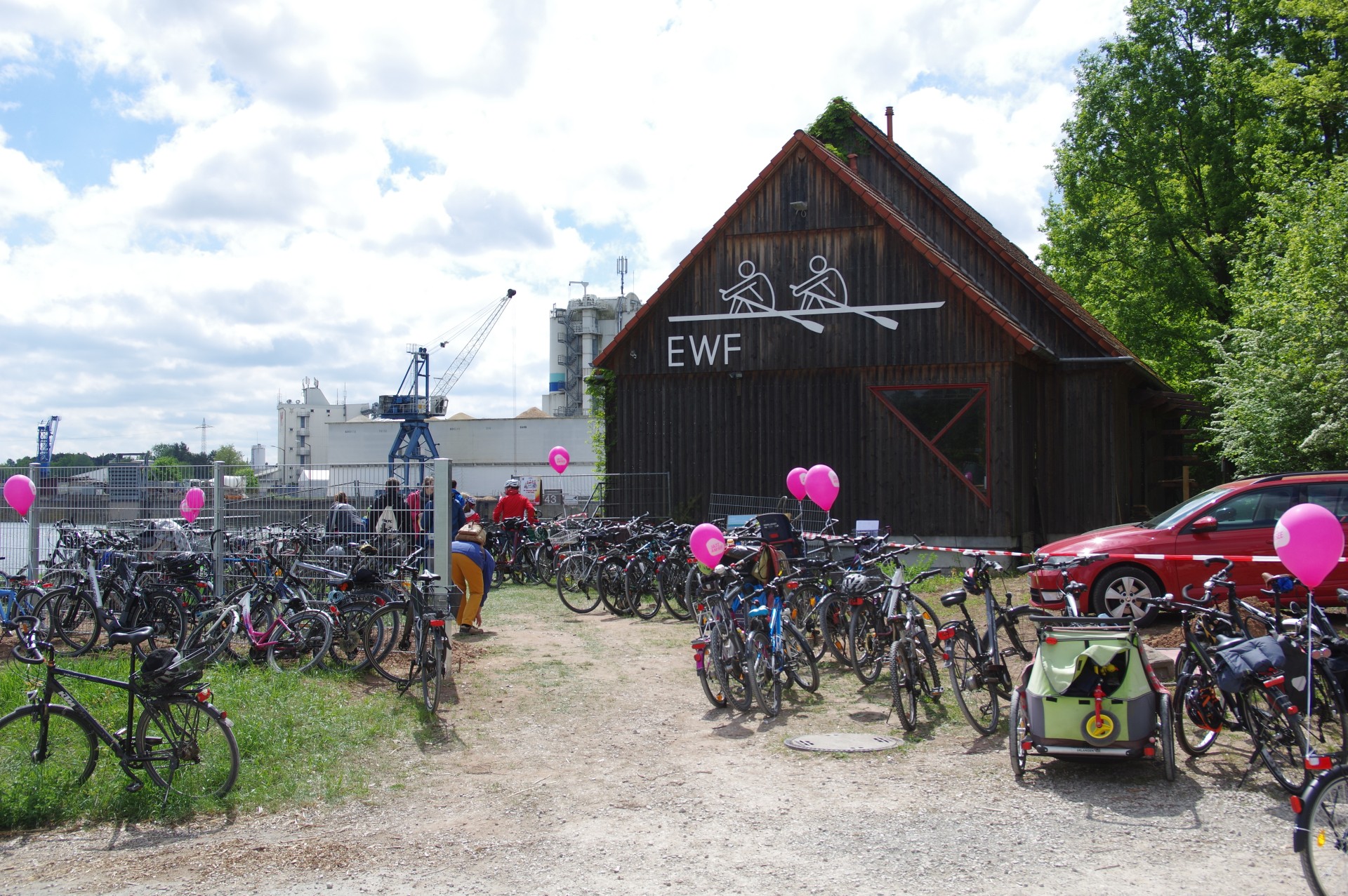 Fahrradparkplatz vor dem Bootshaus (Foto: Arne Borsum)
