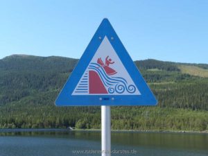 lustiges Schild an einem See