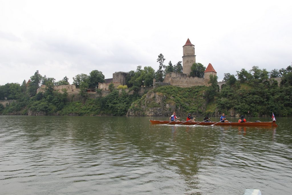 Ruderboot auf der Moldau. Im Hintergrund eine Altstadtt